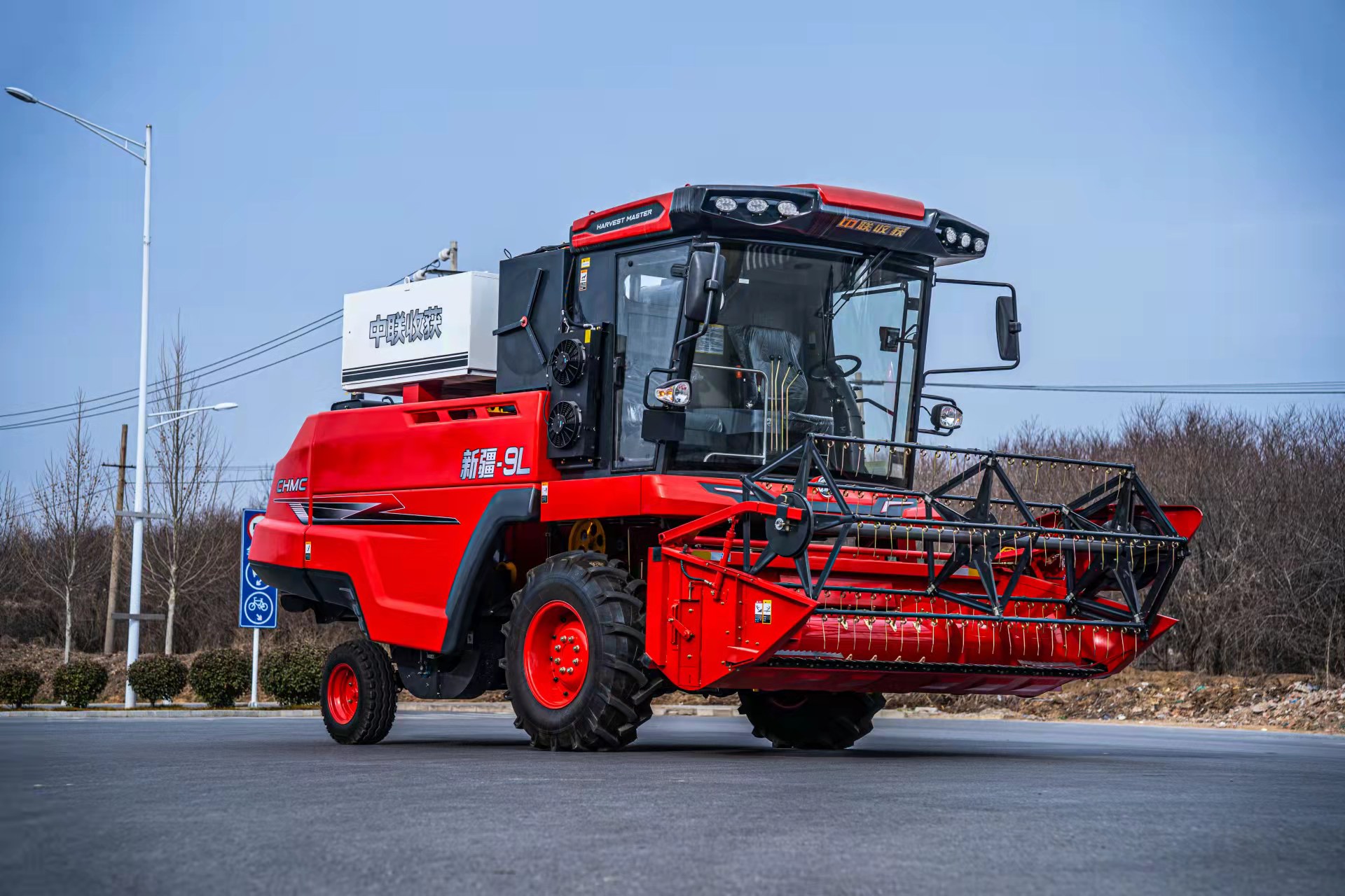 小麦丰收在即 买不朽情缘官网登录入口收获小麦联合收割机的机手能挣多少钱(图1)